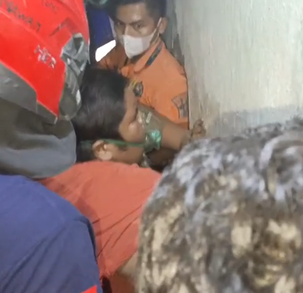 Evakuasi pria di Surabaya berbobot kurang lebih 400 kg di Jalan Brawijaya Kedurus 1 No.54, Kecamatan Wonokromo, Surabaya. Dok Damkar Surabaya