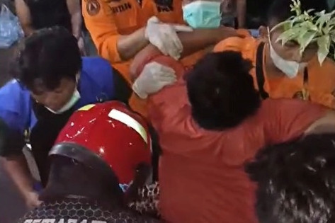 Petugas Pemadam Kebakaran (Damkar) Kota Surabaya mengevakuasi M. Sarif (23 tahun), pria berbobot kurang lebih 400 kg dari kamar kosnya di Jalan Brawijaya Kedurus, Kecamatan Wonokromo, Surabaya. Foto: DPKP Surabaya