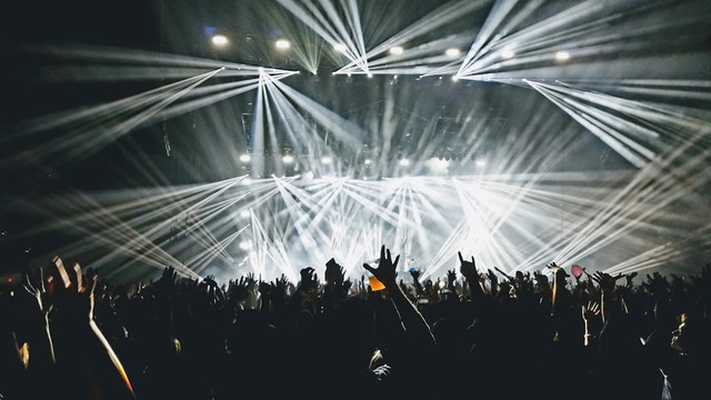 Jadwal Penukaran Tiket Konser D.O EXO Jakarta 2025. Foto hanya sebagai ilustrasi saja, bukan gambar sebenarnya. Sumber: Unsplash/Dominic Hampton.