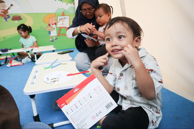 Aktivitas Cool & Crafty Time di booth Tempra di kumparanMOM Festival Hari Anak 2025. Foto: kumparan