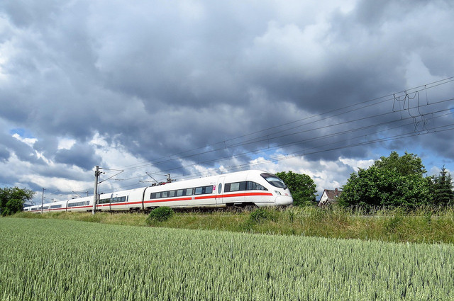 Kereta Api Pandhalungan berhenti di mana saja. Foto hanya ilustrasi bukan tempat sebenarnya. Sumber: Pixabay/Pixabay