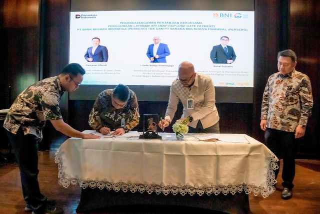 Direktur Keuangan & Manajemen Risiko SMF, Bonai Subiakto (kedua dari kiri), GM Wholesale Transaction Product & Partnership BNI, I Gede Widya Ananta Yoga (kedua dari kanan) SEVP Wholesale Solution & Value Chain BNI, Pancaran Affendi (kanan) pada penandatanganan perjanjian kerja sama layanan pembayaran digital berbasis API SNAP One Gate Payment (OGP) di Bandung, Rabu (6/8/2025). Foto: Dok. BNI