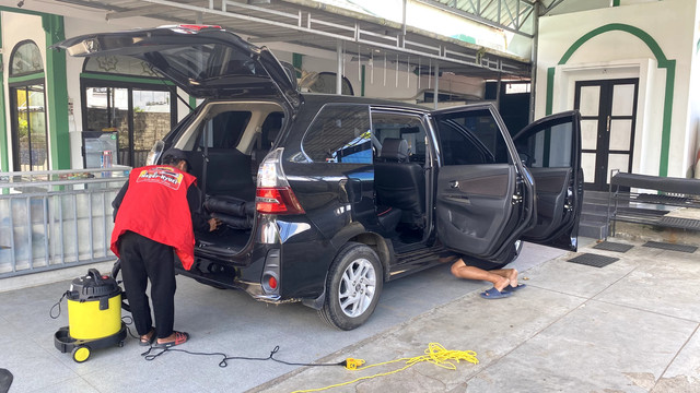 Proses vacuum interior mobil untuk dibersihkan terlebih dahulu sebagai langkah pertama. Foto: Alycia Tracy Nabila/Hi!Pontianak