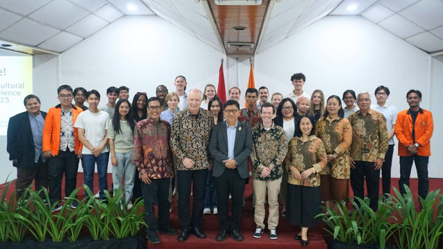 Foto Bersama (Sumber: Unika Atma Jaya)