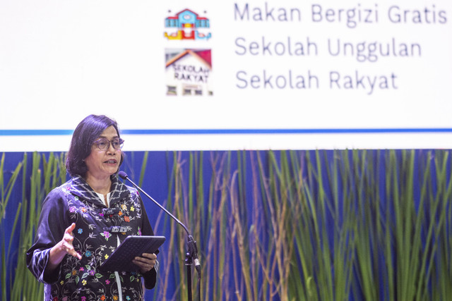 Menteri Keuangan Sri Mulyani menyampaikan paparan saat acara Konvensi Sains Teknologi dan Industri Indonesia (KSTI) 2025 di Sasana Budaya Ganesha (Sabuga), Institut Teknologi Bandung (ITB), Bandung, Jawa Barat, Kamis (7/8/2025). Foto: Novrian Arbi/ANTARA FOTO