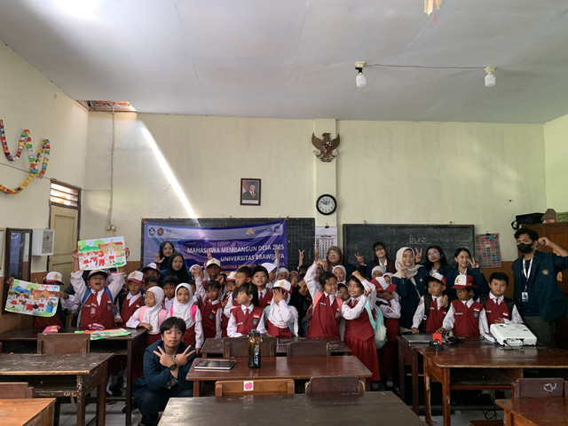 Mahasiswa Membangun Desa Universitas Brawijaya Mengajak Siswa-Siswi SD Cuci Tangan Melalui Program "Tangan Hebat Tanpa Kuman". (Foto: Dok. Pribadi MMD UB 2025). 