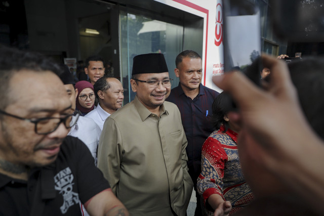 Mantan Menteri Agama Yaqut Cholil Qoumas berjalan keluar usai memenuhi panggilan di Gedung Merah Putih KPK, Jakarta, Kamis (7/8/2025). Foto: Jamal Ramadhan/kumparan