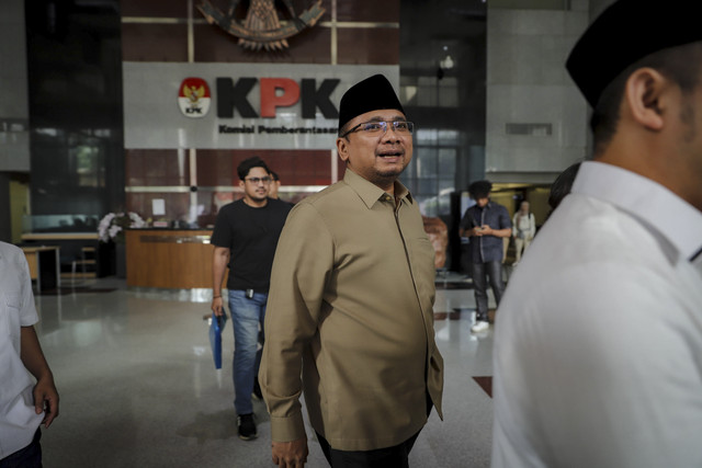 Mantan Menteri Agama Yaqut Cholil Qoumas berjalan keluar usai memenuhi panggilan di Gedung Merah Putih KPK, Jakarta, Kamis (7/8/2025). Foto: Jamal Ramadhan/kumparan