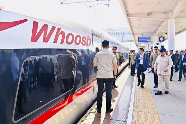 Presiden Republik Indonesia Prabowo Subianto kembali ke Jakarta naik Whoosh usai melakukan kunjungan kerja di Jawa Barat, Kamis (7/8/2025). Foto: Dok. Laily Rachev - Biro Pers Sekretariat Presiden