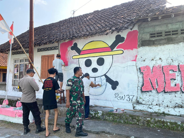 Proses penghapusan mural bajak laut One Piece di Kalurahan Triharjo, Sleman, Kamis (7/8). Foto: Pandangan Jogja/Resti Damayanti