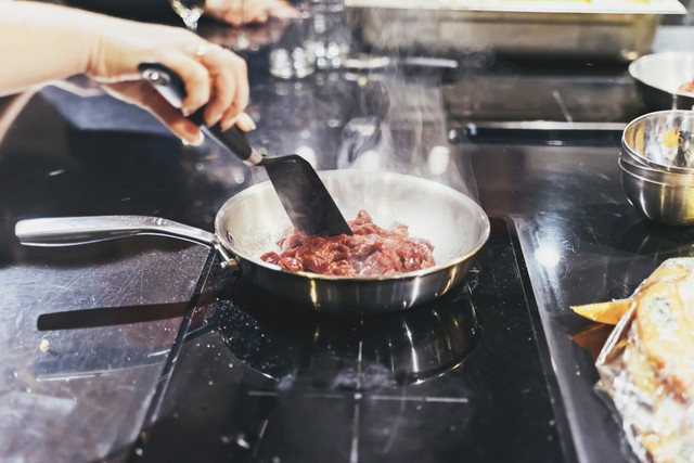 Ilustrasi Masak daging pakai spatula. Foto: Molodid Studio/Shutterstock