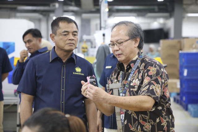 Dirjen Bea Cukai Djaka Budhi Utama (kiri) berkunjung ke PT Mattel Indonesia II (East Plan). Foto: Ditjen Bea Cukai