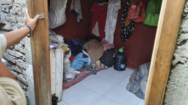 Kondisi kamar kos M Sarif (23) pria obesitas di Jalan Brawijaya Kedurus 1 No.54, Kecamatan Wonokromo, Surabaya, Kamis (7/8/2025). Foto: Farusma Okta Verdian/kumparan