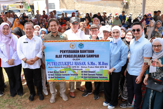 Penyerahan bantuan alat pengelolaan sampah untuk masyarakat Bandar Lampung-Lampung Selatan. | Foto: istimewa