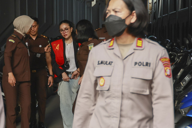 Terdakwa Nikita Mirzani berjalan keluar usai menjalani sidang lanjutan di Pengadilan Negeri, Jakarta Selatan, Kamis (7/8/2025). Foto: Agus Apriyanto