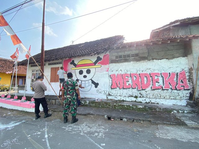 Proses penghapusan mural bendera bajak laut One Piece di Kalurahan Triharjo, Sleman, Kamis (7/8). Foto: Pandangan Jogja/Resti Damayanti