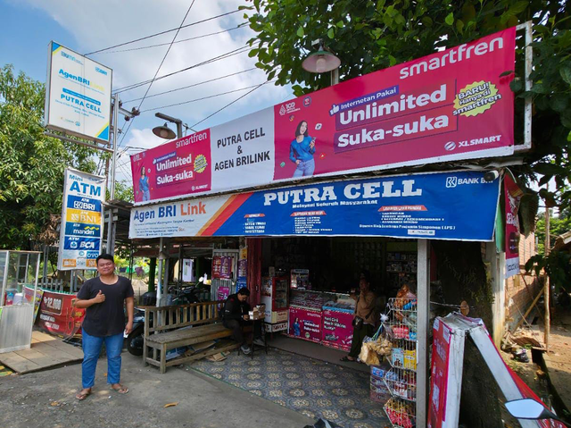 Sony Pranata berhasil membuka 10 jaringan toko AgenBRILink dan membuka lapangan kerja lapangan warga di Desa Ulak Pandan, Kabupaten Lahat, Sumatera Selatan. Foto: Dok. BRI