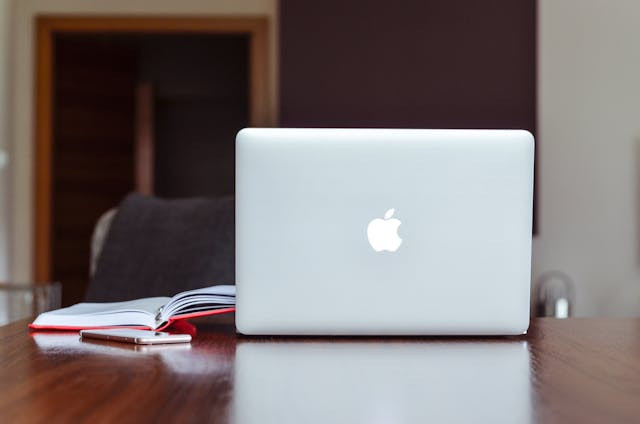 Ilustrasi untuk Cara Screenshot di MacBook. Sumber: Pexels/Energepic.com