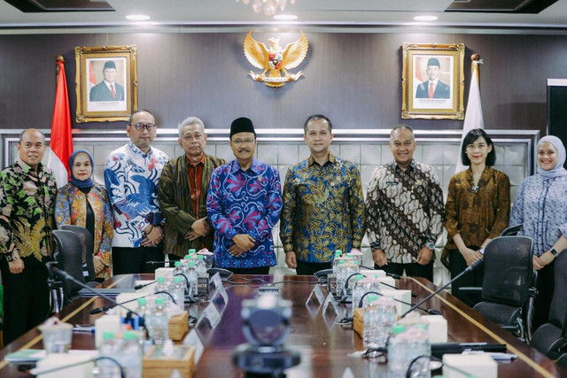 Menteri Sosial Saifullah Yusuf (Gus Ipul) menerima kunjungan Menteri Transmigrasi M. Iftitah Sulaiman Suryanagara di Kantor Kemensos, Jakarta, Kamis (7/8/2025). Foto: Kemensos RI