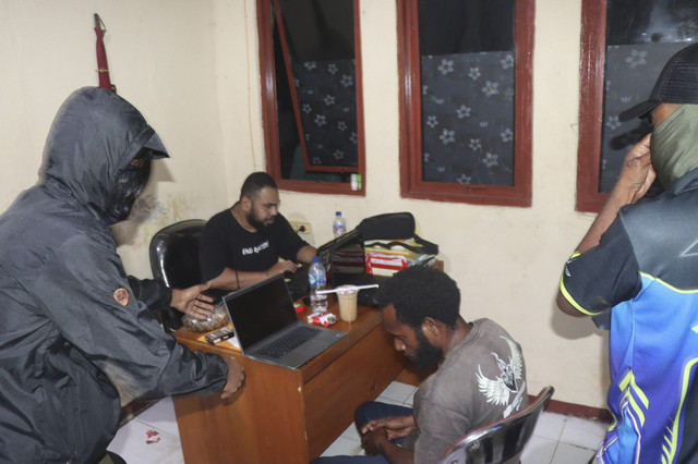 Anggota KKB pimpinan Egianus Kogoya yang diamankan di Nduga, Papua. Foto: Dok. Mabes Polri