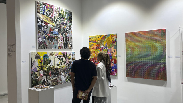 Pengunjung yang sedang melihat karya seni yang dipamerkan di Art Moments Jakarta 2025 pada Kamis (7/8/2025). Foto: Gitario Vista Inasis/kumparan