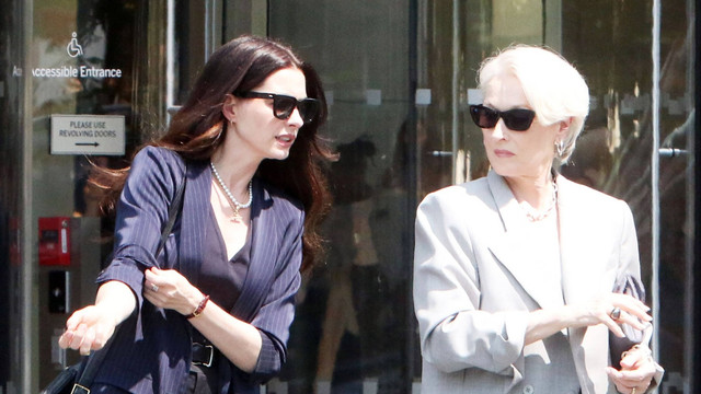 Anne Hathaway dan Meryl Streep di lokasi syuting The Devil Wears Prada 2 di New York City, AS (29/7/2025). Foto: IMAGO/MediaPunch via Reuters Connect