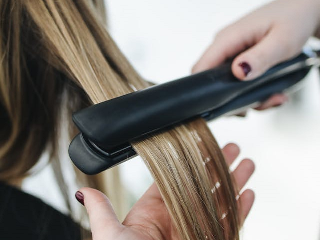 Ilustrasi catok rambut yang bagus untuk smoothing. Sumber: pexels.com/PolinaTankilevitch.