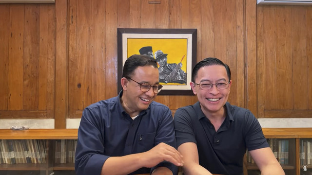 Anies Baswedan bersama Thomas Trikasih Lembong atau Tom Lembong saat berbincang dalam kanal YouTube. Foto: YouTube/ Anies Baswedan
