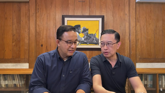 Anies Baswedan bersama Thomas Trikasih Lembong atau Tom Lembong saat berbincang dalam kanal YouTube. Foto: YouTube/ Anies Baswedan 