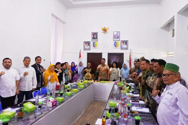 Foto bersama peserta focus group discussion (FGD) dan Tim Pengabdian USU terkait pengelolaan limbah dan penyusunan peraturan desa