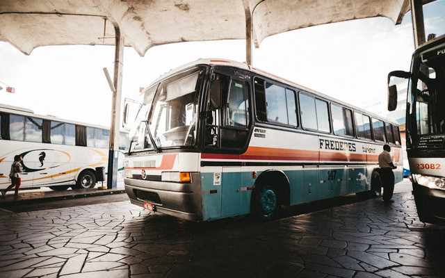 Jadwal Bus Sugeng Rahayu. Foto hanya ilustrasi, bukan sebenarnya. Sumber: pexels.com/Jonathan Borba