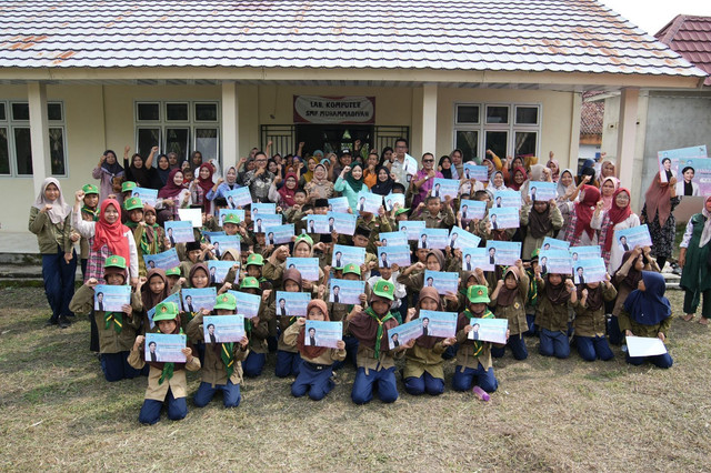 Para siswa di SD Muhammadiyah Tanjung Raja, Ogan Ilir yang menerima bantuan program PIP yang disalurkan melalui jalur aspirasi oleh anggota DPD RI Daerah Pemilihan Sumsel, dr. Ratu Tenny Leriva. Foto : Dok. Tim Ratu Tenny Leriva