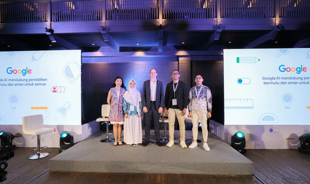Feliciana Wienathan, Communications Manager Google Indonesia (paling kiri); Luthfi Nabill Ramadhani Setiawan Siswi SMA Negeri 2 Lembang, Jawa Barat; Stuart Miller, Head of Marketing, APAC Google for Education; Sandhika Galih, Akademisi, Developer, dan Konten Kreator; Dadan Irsyada, S.Pd, M.Pd, Guru, SDN 061 Cijerah, Jawa Barat. Foto: Dok. Google