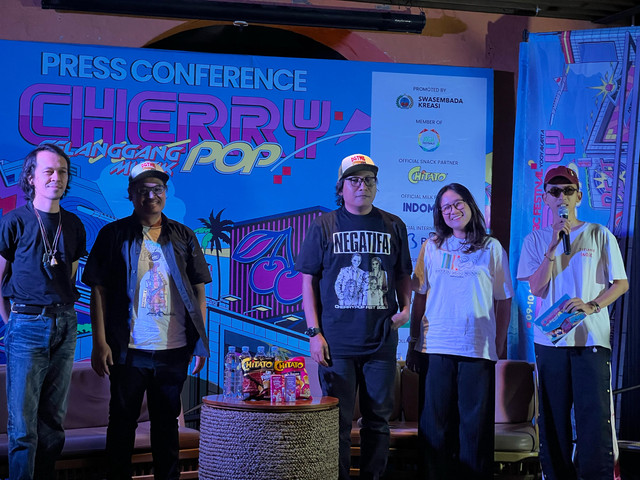 (Dari kiri ke kanan) Vokalis FSTVLST Farid Stevy; seniman Eko Nugroho; Creative Director Cherrypop Arsita Pinandita; dan Brand Communication Ilmi Jasmine dalam konferensi pers Cherrypop, Jumat (1/8). Foto: Pandangan Jogja/Arif UT