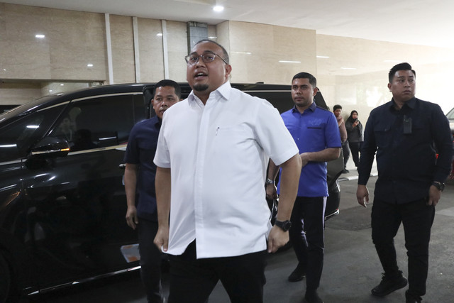 Wakil Ketua Komisi VI DPR RI sekaligus Penasihat Semen Padang FC Andre Rosiade tiba di Bareskrim Polri, Jakarta, Jumat (8/8/2025). Foto: Febria Adha Larasati/kumparan