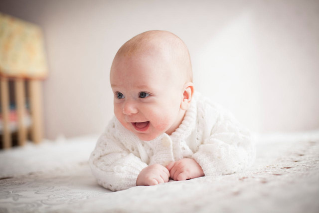 Ilustrasi bayi dalam posisi tengkurap. Foto: Pexels