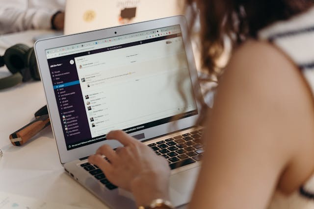 Ilustrasi kelebihan dan kekurangan mozilla firefox. Sumber: pexels.com/Cottonbro
