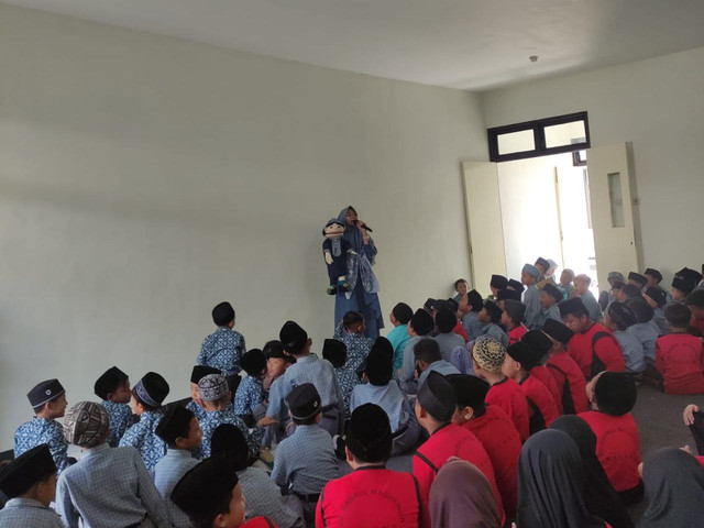 Dongeng Inspiratif Kisah Ibnu Hajar disampaikan oleh Kak Renza kepada Siswa-siswi SD Baitul Maghfiroh (Sumber : DT Peduli)