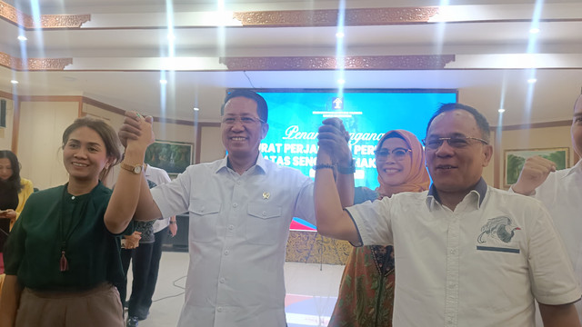 Direktur PT Mitra Bali Sukses I Gusti Ayu Sasih Ira Pramita, Menteri Hukum Supratman Andi Agtas dan Kuasa Hukum Selmi Ramsudin Manulang saat proses kesepakatan damai di Gedung Kantor Wilayah Kementerian Hukum dan Hak asasi Asasi (Kemenkumham) Bali pada Jumat (8/8/2025). Foto: Denita br Matondang/Kumparan