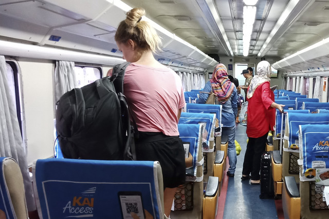 Ilusrasi turis asing naik kereta api di Indonesia. Foto: Shutterstock