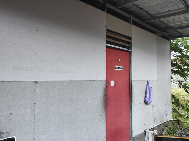Rumah kontrakan markas para pemain judi online (judol) yang akali promo situs judol di Kapanewon Banguntapan, Kabupaten Bantul, DIY, Jumat (8/8/2025). Foto: Arfiansyah Panji Purnandaru/kumparan