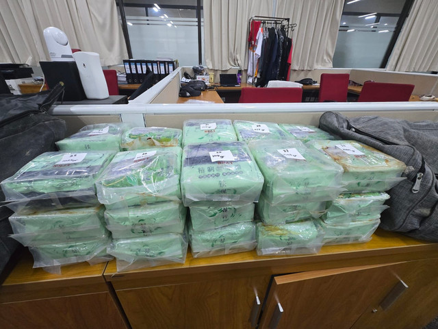 Barang Bukti dan Tersangka Kasus Pengedaran Sabu Seberat 30 kg di Pademangan, Jakarta Utara. Foto: Dok. Istimewa