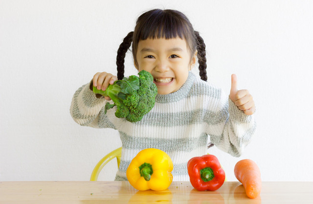 Ilustrasi Anak Makan Sayur. Foto: Shutterstock