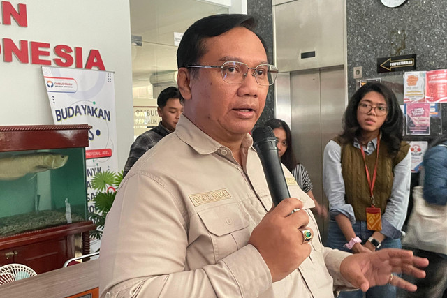 Anggota Ombudsman RI, Yeka Hendra Fatika di kantornya, Jakarta Selatan, Jumat (8/8/2025). Foto: Najma Ramadhanya/kumparan