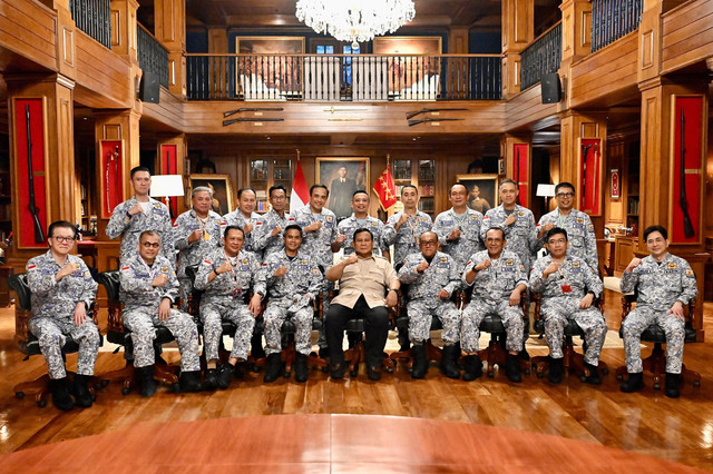 Presiden Prabowo Subianto memberikan pengarahan sekaligus melepas keberangkatan anggota Kamar Dagang dan Industri (KADIN) Indonesia menuju kegiatan retreat di Magelang, di kediaman Presiden di Hambalang, Kabupaten Bogor, Jumat (8/8). Foto: Dok. Istimewa