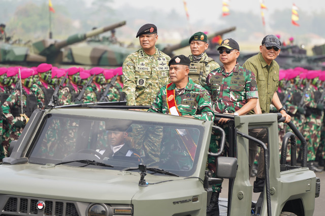 Panglima TNI Jenderal TNI Agus Subiyanto bersama Menteri Pertahanan RI Sjafrie Sjamsoeddin dan para Kepala Staf Angkatan meninjau langsung pelaksanaan geladi bersih Upacara Gelar Pasukan Operasional dan Kehormatan Militer di Lapangan Udara Suparlan, Foto: Puspen TNI