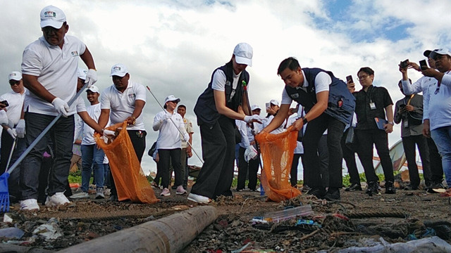 Menteri Pariwisata, Widiyanti Putri Wardhana, mengangkat sampah dari Pantai Karangria Manado. Aksi ini dilakukan usai pelaksanaan Gerakan Wisata Bersih di Manado, Jumat (8/8).