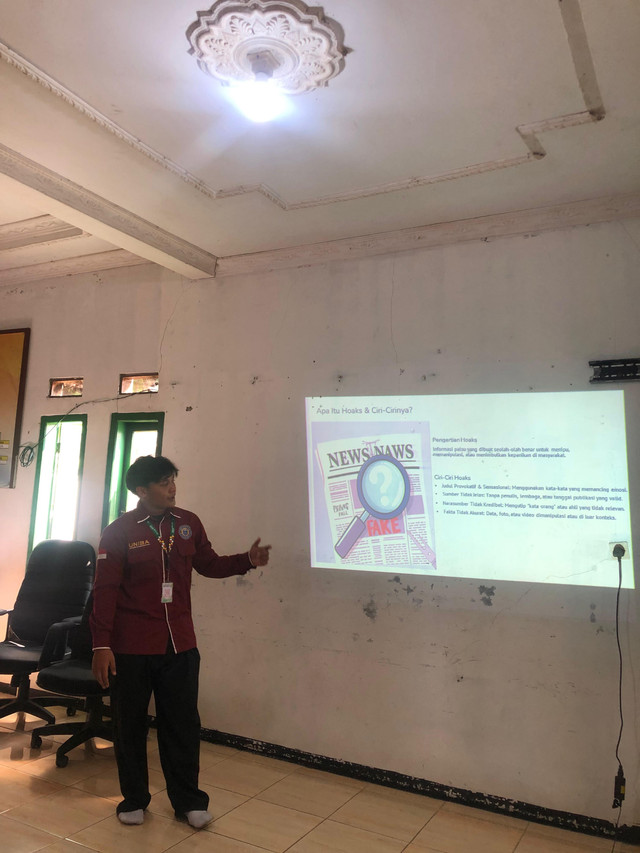 pemateri sedang menjelaskan kepada audiens