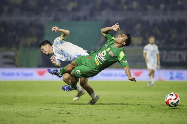 Pemain Persebaya Surabaya Toni Firmansyah (kanan) terjatuh usai berebut bola dengan pemain PSIM Yogyakarta Reva Adi Utama (kiri) pada pertandingan BRI Super League 2025/2026 di Stadion Gelora Bung Tomo, Surabaya, Jawa Timur, Jumat (8/8/2025). Foto: Rizal Hanafi/ANTARA FOTO