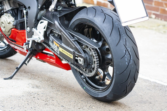 Ilustrasi tekanan angin ban motor. Foto: Pixabay.com/Skica911